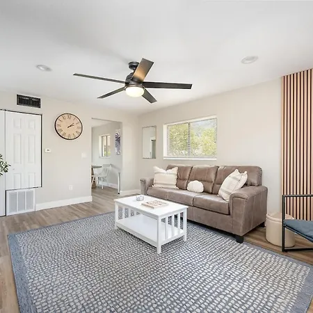 Beachside Bungalow- 2 Minutes From The Beach!